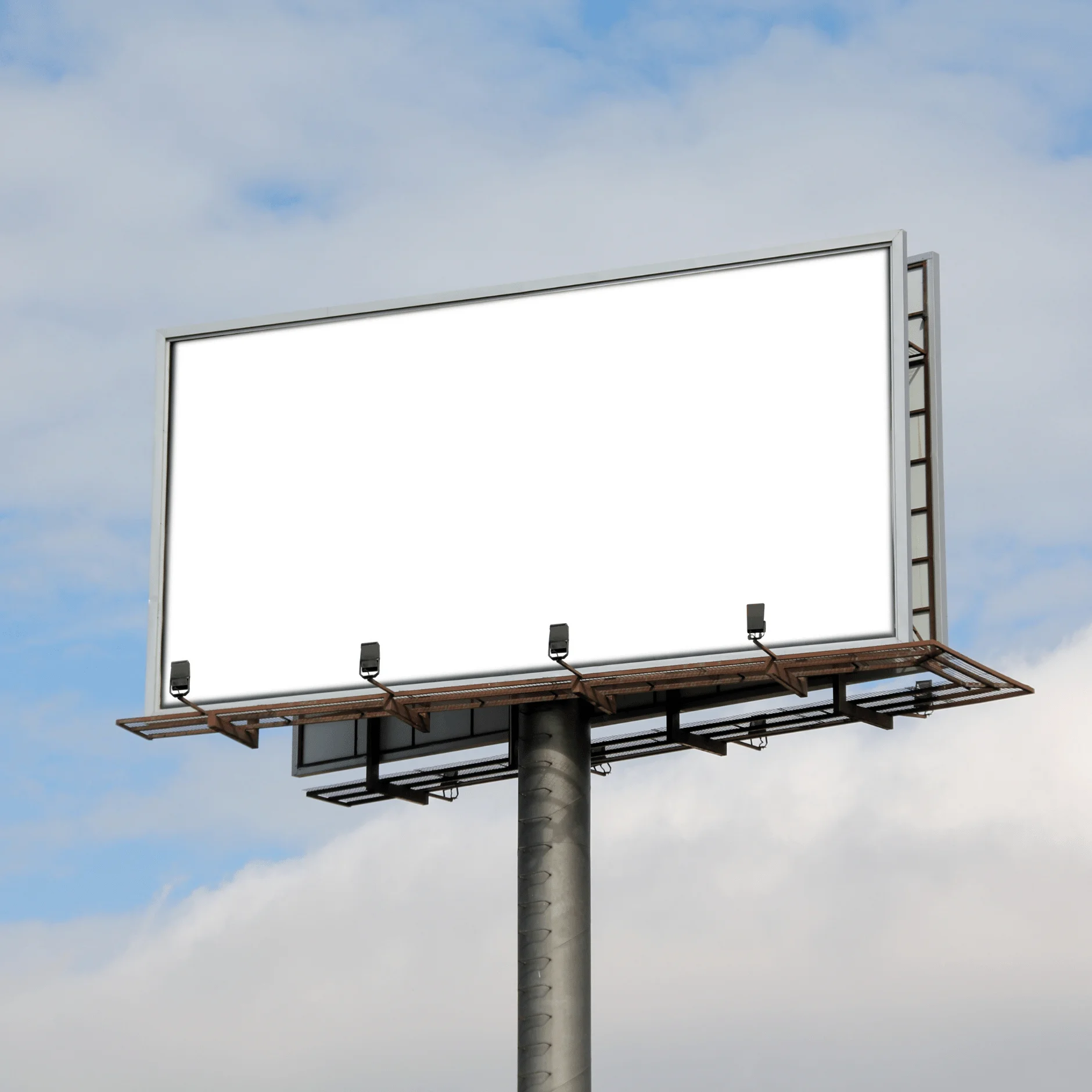 Wielka, pusta tablica billboardowa na tle lekko zachmurzonego nieba.